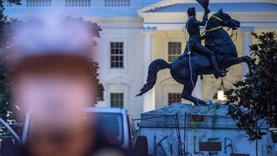 VIDEO. Manifestantes intentan derribar estatua cerca de la Casa Blanca; Trump amenaza con arrestarlos