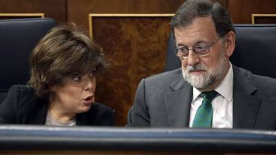 El ex presidente del gobierno español Mariano Rajoy abandona su escaño