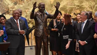 FOTOS. Develan estatua de Nelson Mandela en sede de la ONU