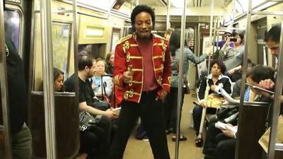 Imitador de Michael Jackson muere estrangulado por pasajeros en Metro