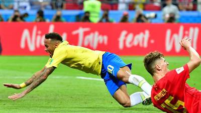 Neymar reconoce que a veces exagera con sus caídas