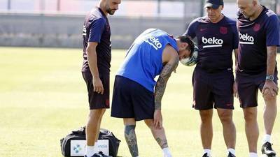 Messi se retira de los entrenos por una lesión