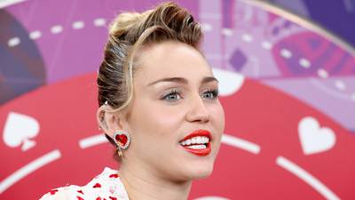 Miley Cyrus desafía las redes con una foto de sus senos al descubierto y sin censura