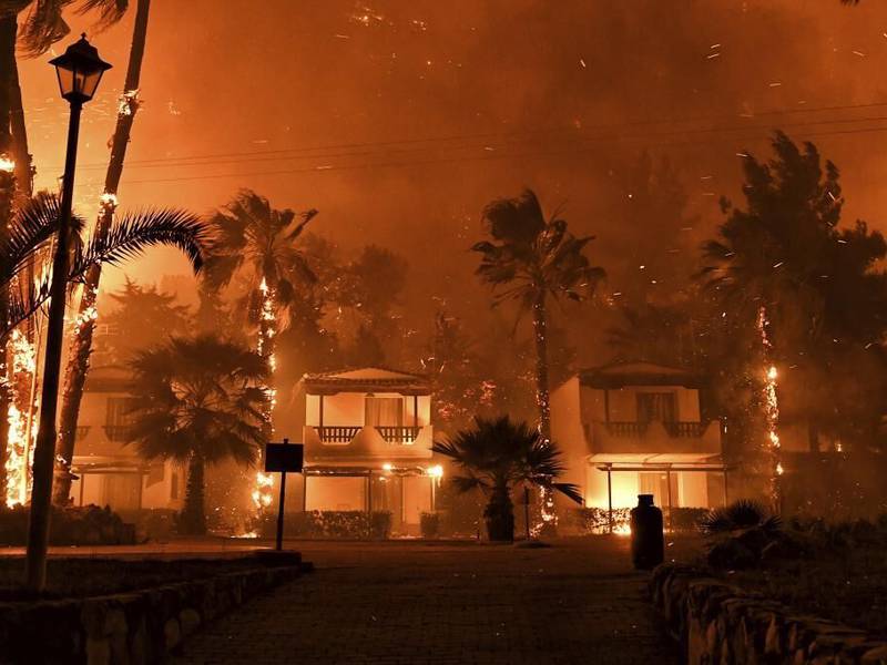 VIDEOS: Grecia continúa luchando contra incendios forestales