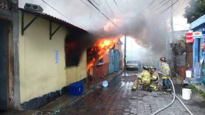 Incendio consume dos inmuebles en Mixco