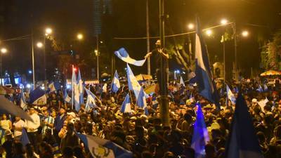 En imágenes: guatemaltecos llenan el Obelisco para celebrar victoria de Arévalo  
