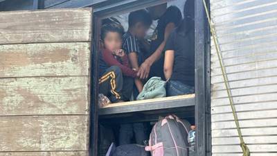 Localizan a 130 migrantes guatemaltecos hacinados en un camión en Veracruz