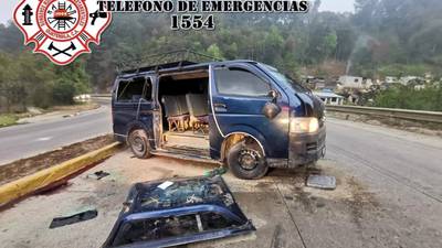 Dos fallecidos y cinco heridos al volcar un microbús en ruta Interamericana