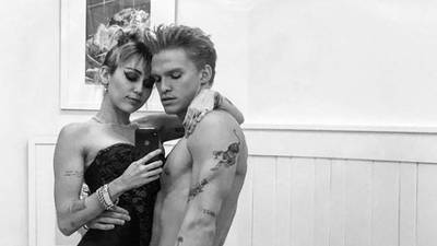 Divulgan comprometedor y erótico video de Miley Cyrus encima de su nuevo novio