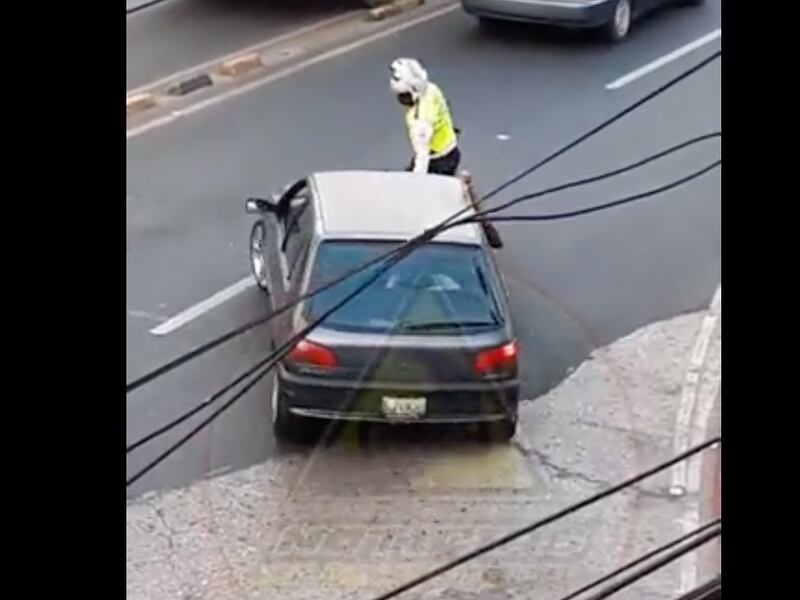 VIDEO. Automovilista se lleva sobre capó de su vehículo a policía municipal