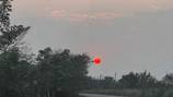 VIDEO. El Sol y a la Luna se tiñen de rojo; creen que se trata de una premonición