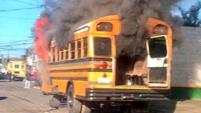 Bus escolar se incendia, no se reportan heridos pero sí tránsito complicado