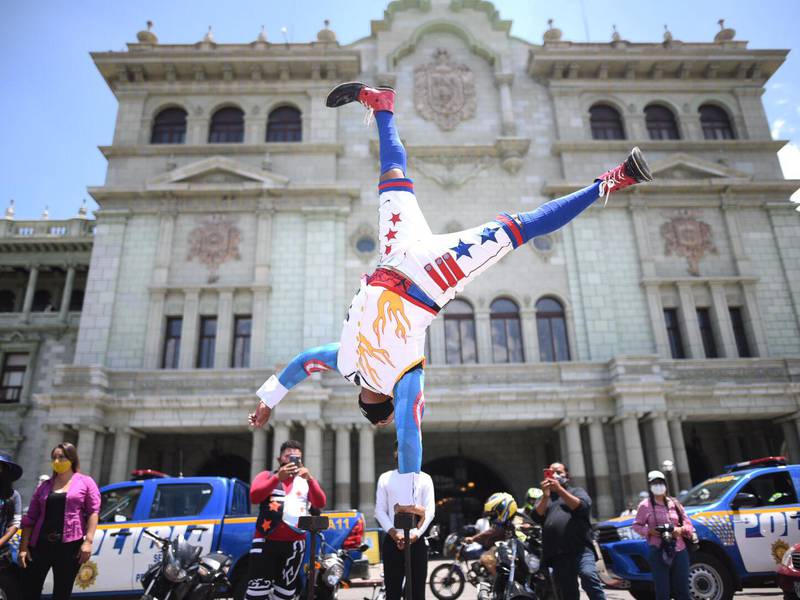 Representantes de circos realizan protesta pacífica frente al Palacio Nacional