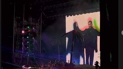 Bad Bunny se cae en el escenario durante concierto en Guatemala