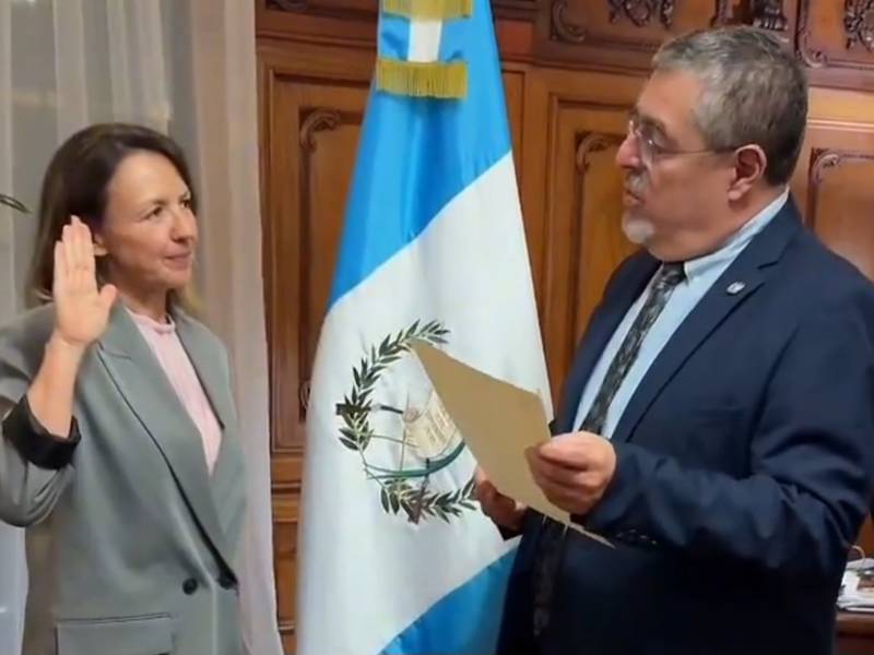 Presidente Arévalo hace oficial el nombramiento y juramenta a la nueva ministra del MARN
