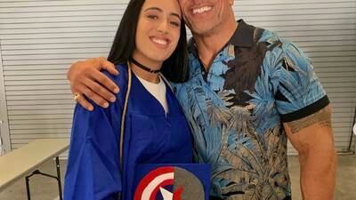Hija de La Roca firma con la WWE y es presentada en el Performance Center