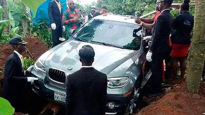 ¡Insólito! Entierran en Nigeria a una persona dentro de un BMW