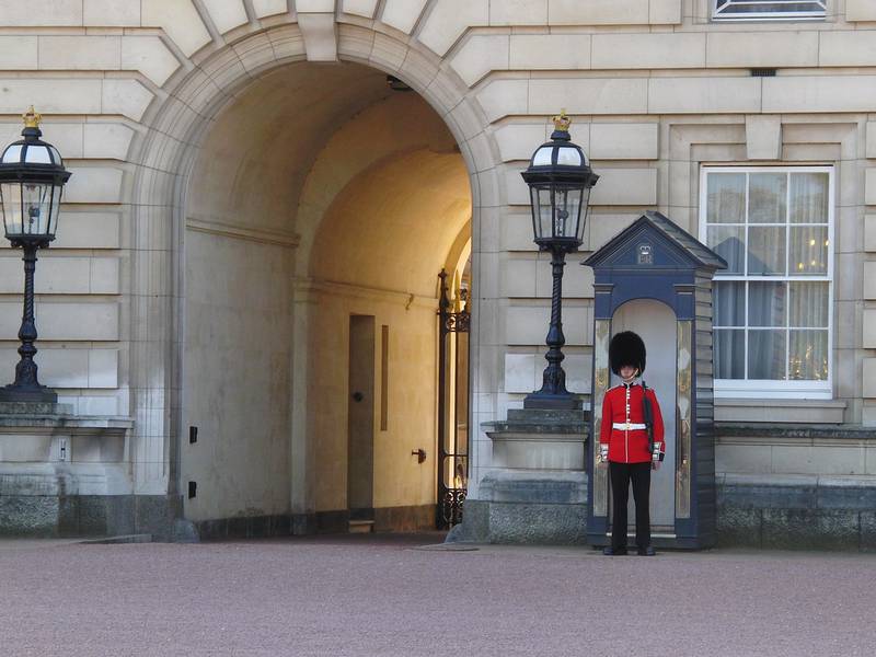 Arrestan a sospechoso de estar armado afuera del Palacio de Buckingham