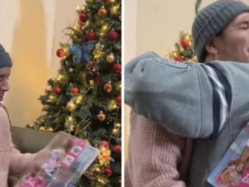 Papás regalan una Barbie a su hijo de 30 años, la razón se hace viral