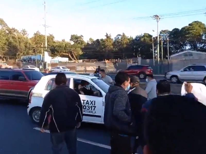 Taxistas protestan en la calzada Roosevelt contra pago de seguro