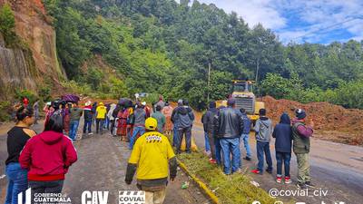 Derrumbe de grandes proporciones obstaculiza el paso en Sololá