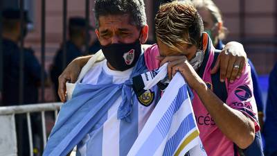 VIDEO. Con honores y fervor, los argentinos le dan el último adiós a Diego Maradona