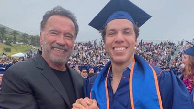 El hijo ilegítimo que tuvo Arnold Schwarzenegger con una guatemalteca se quita la ropa