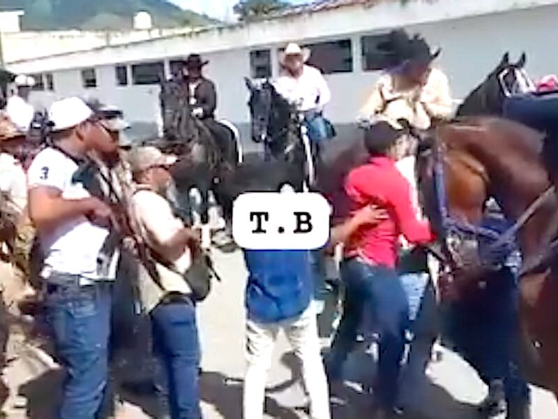 VIDEO. Sujetos armados protagonizan enfrentamiento en desfile hípico de Jalapa
