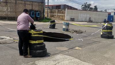 Neto Bran se niega a reparar calle tras socavón en Mixco