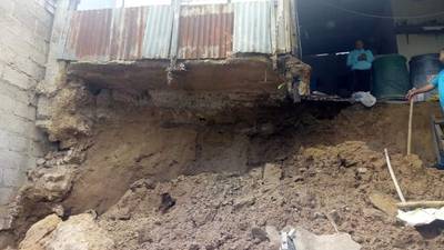 Conred examina vivienda que sufrió daños por deslave en la zona 18