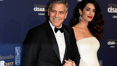 Se viraliza primera foto del rostro de los mellizos de George Clooney y así lucen