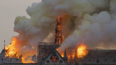 La &#34;estructura&#34; de Notre Dame se salva de un incendio devastador