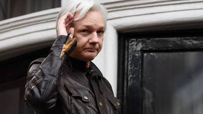 Advierten que Assange presenta riesgo de quitarse la vida; aseguran que “escucha voces”