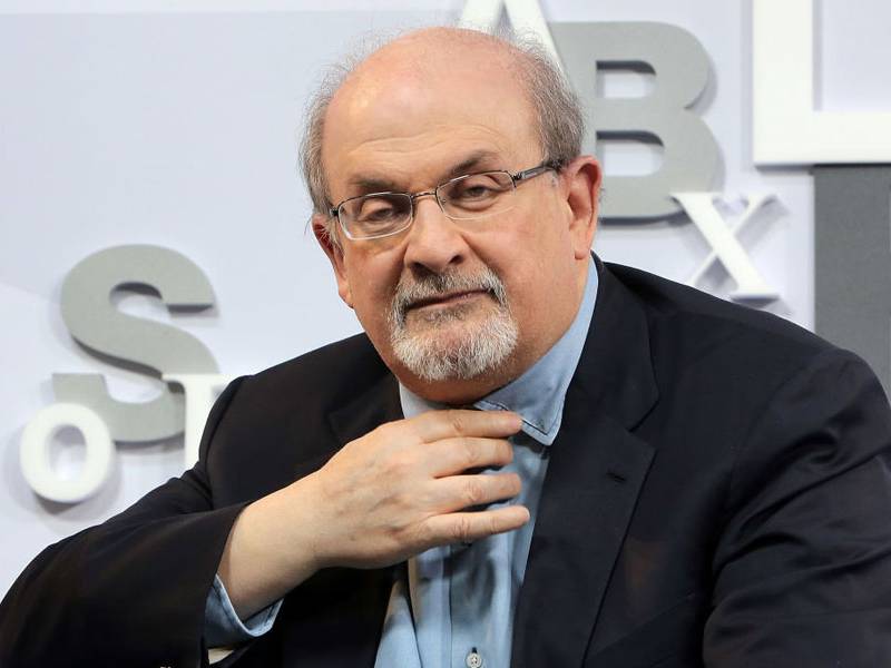 Salman Rushdie pierde la vista de un ojo y la movilidad de una mano