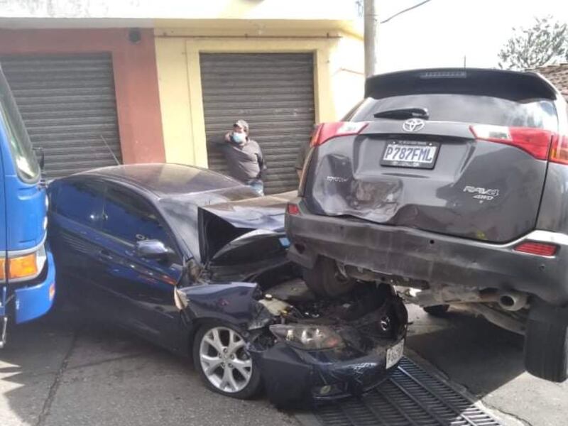 Vehículo se desprende de grúa y provoca daños a otros tres carros en Mixco