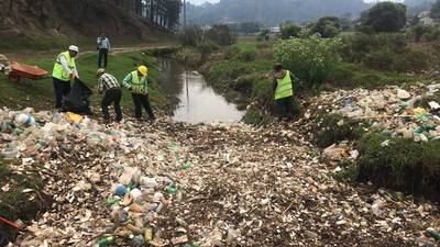 VIDEO: Más de 20 camiones de basura y plásticos son extraídos durante limpieza de río