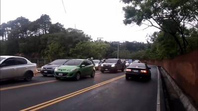 Fuerte congestionamiento en ruta a Boca del Monte por cierre de carril tras socavamiento