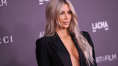 Kim Kardashian comparte foto en diminuto vestuario y casi deja algo al descubierto