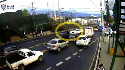 VIDEO. Motorista choca contra automóvil por conducirse contra la vía