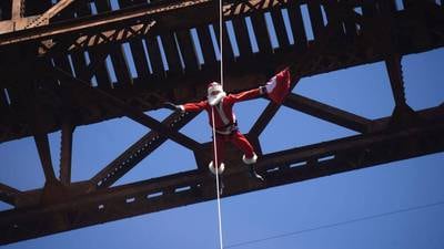 ¡Santa Claus desciende del puente para rescatar la sonrisa de los niños!