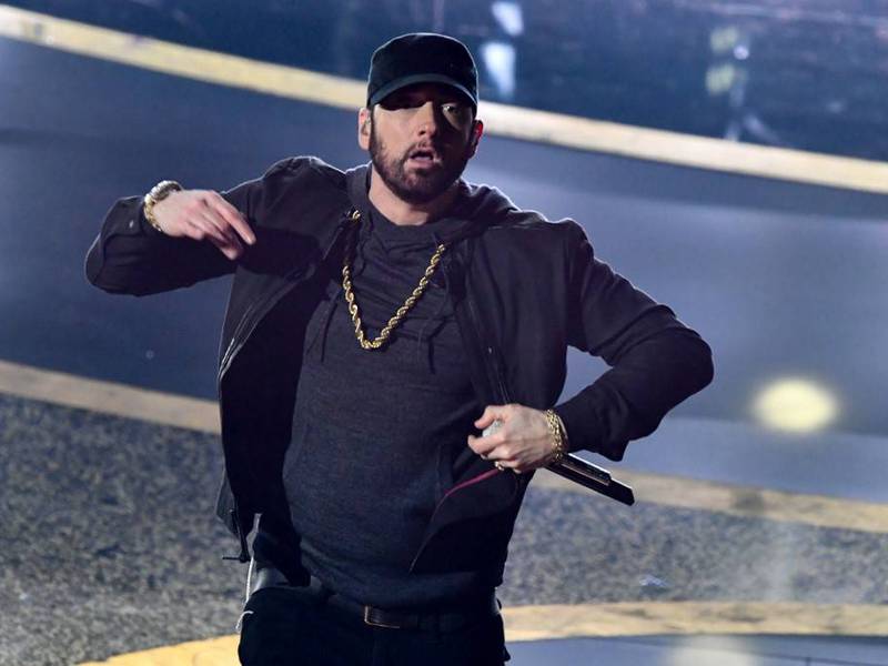 En pleno show, Eminem reta a la NFL con un gesto que le habían prohibido