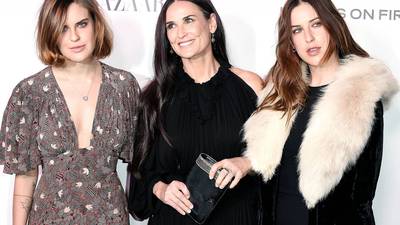 Demi Moore y sus hijas protagonizan candente campaña en traje de baño