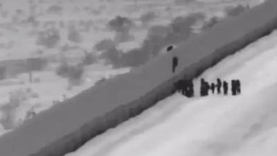 VIDEO. Niña se lesiona al caer de muro fronterizo en Arizona