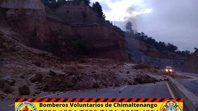 Derrumbe bloquea tres carriles del Libramiento de Chimaltenango
