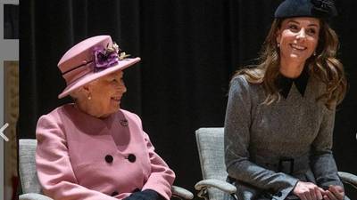 Kate Middleton rompe el protocolo real al saludar a la reina