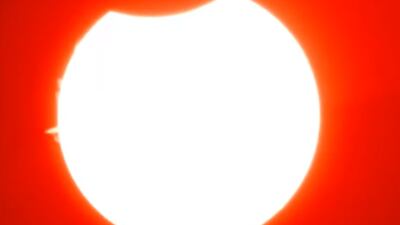 VIDEO: Eclipse solar total deslumbra a observadores en el Pacífico Sur