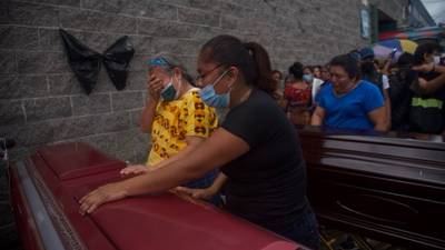 Dan emotiva despedida a madre e hija fallecidas en hundimiento de Villa Nueva