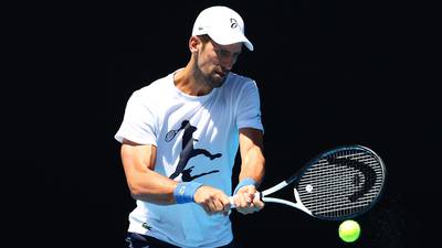 Novak Djokovic vuelve al Abierto de Australia un año después de su deportación