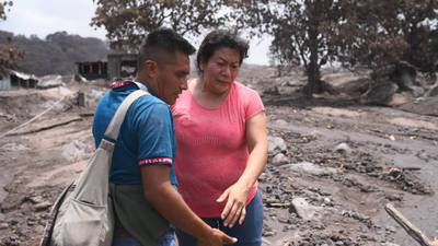 Busca a 40 familiares que murieron soterrados tras erupción del volcán de Fuego