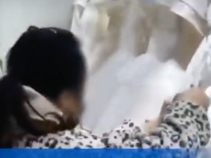 VIDEO. Clienta furiosa corta vestidos de novia por disputa con encargada de tienda